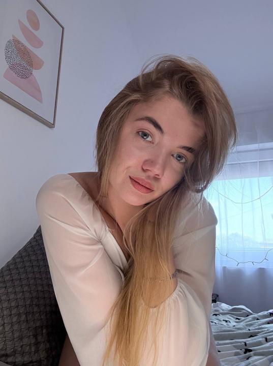 Webcam chat profile for CarrieBradshaww: Legs, feet & shoes