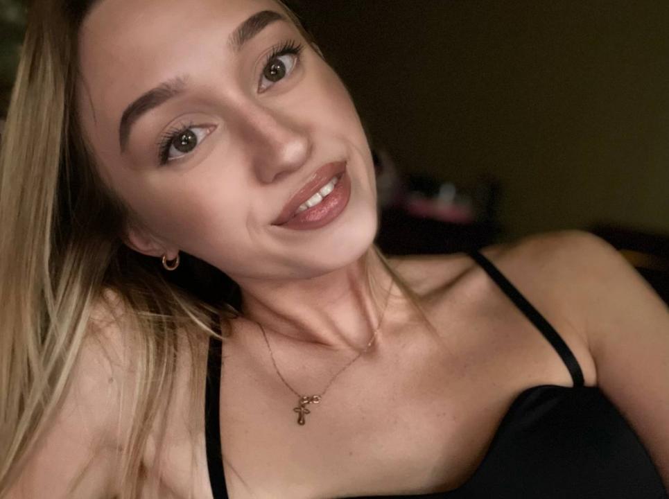 Webcam chat profile for HotttAngelll: Leather