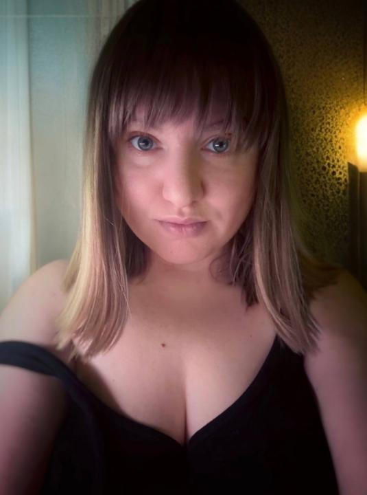Webcam chat profile for LunaShine: Leather