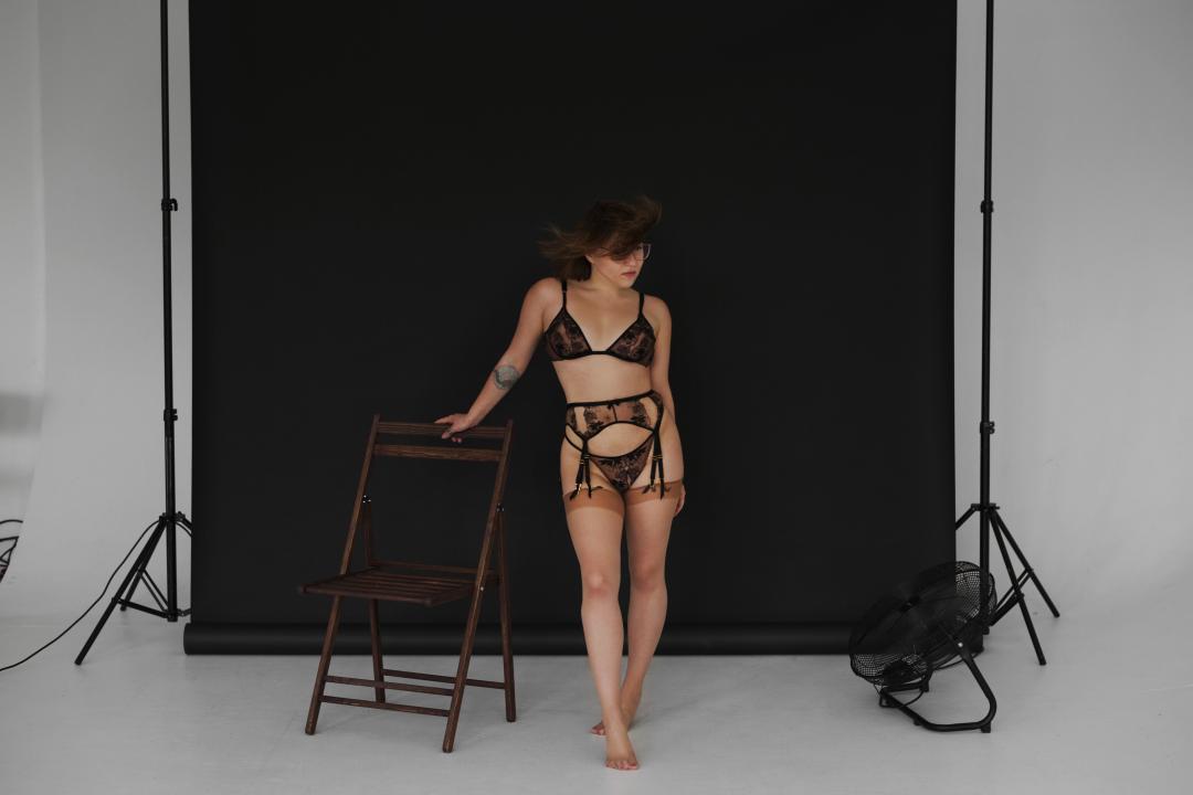Webcam chat profile for MoonMona: Legs, feet & shoes