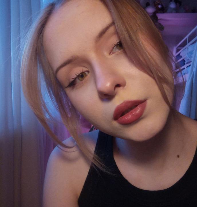 Webcam chat profile for DollyMoris: Legs, feet & shoes