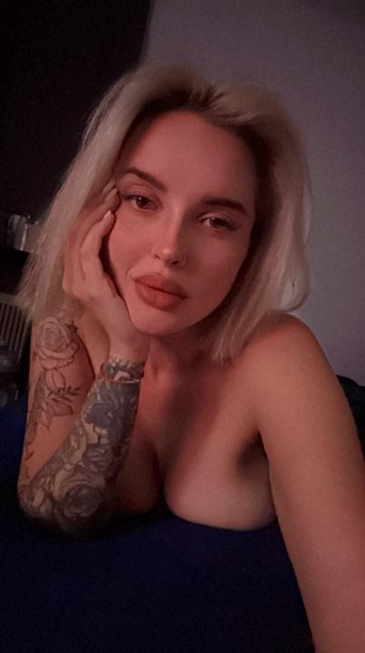Webcam chat profile for HoneySunset: Outfits