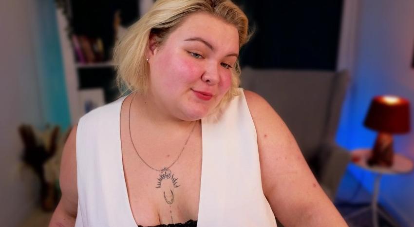 Webcam chat profile for EllaBigBabe: Leather