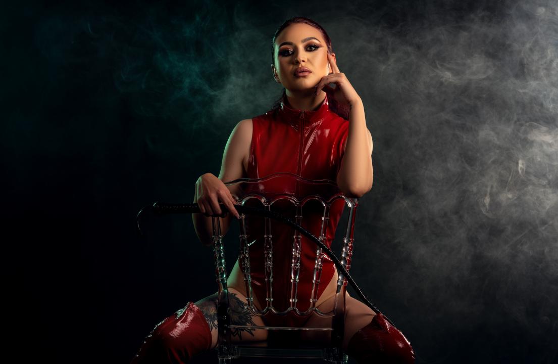 Webcam chat profile for VictoriaRouge: Dominatrix