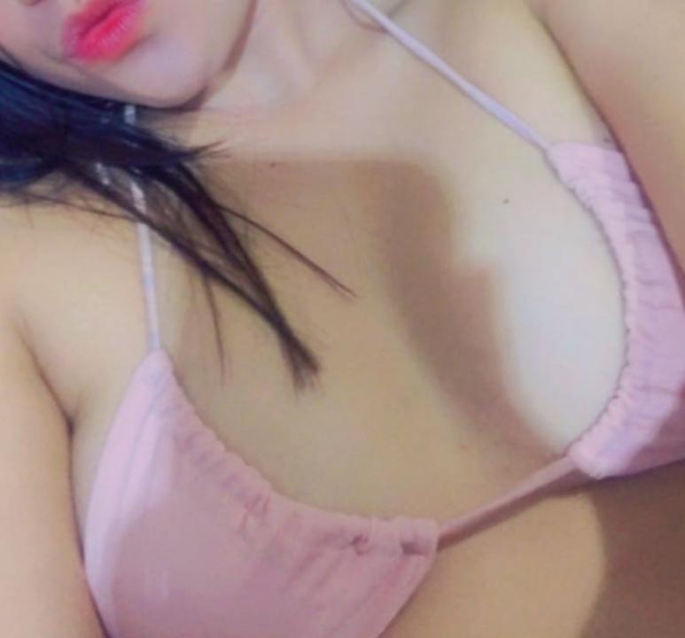 Webcam chat profile for xLilSweetPussyx: Strip-tease