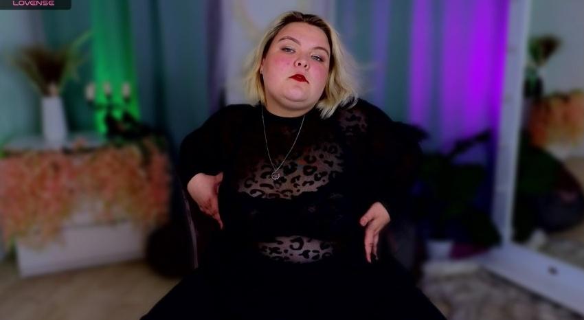 Webcam chat profile for EllaBigBabe: Leather