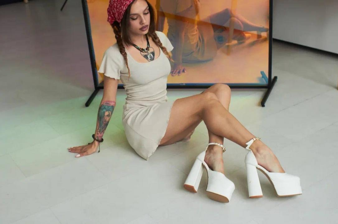 Webcam chat profile for PrettyEllie: Legs, feet & shoes