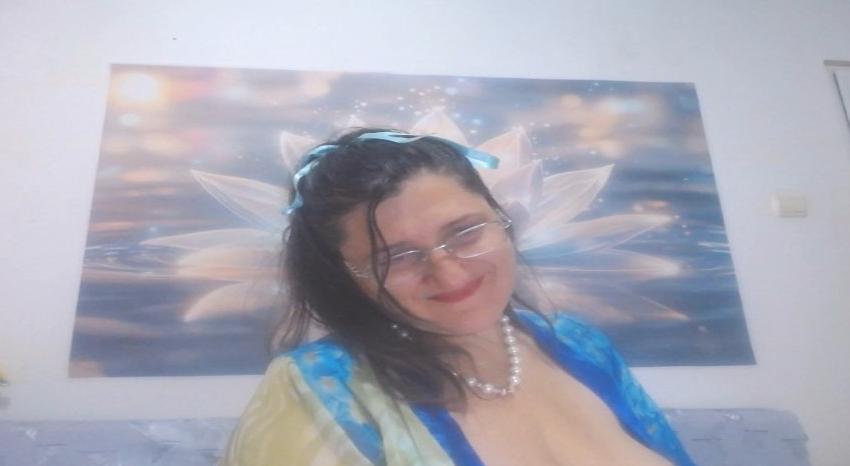 Webcam chat profile for SophiaBliss: Nipple play