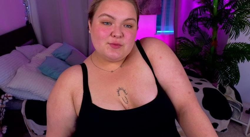 Webcam chat profile for EllaBigBabe: Leather