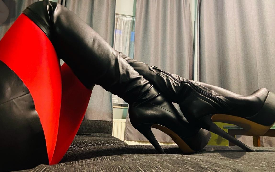 Webcam chat profile for SweetBerry035: Leather