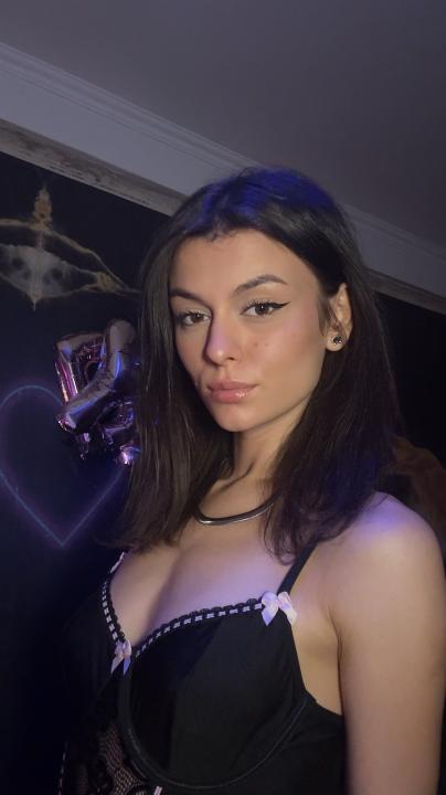 Webcam chat profile for KiraVibe: Ask about my Hobbies
