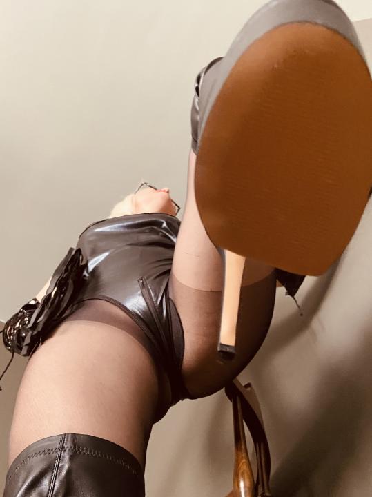 Webcam chat profile for SweetBerry035: Leather