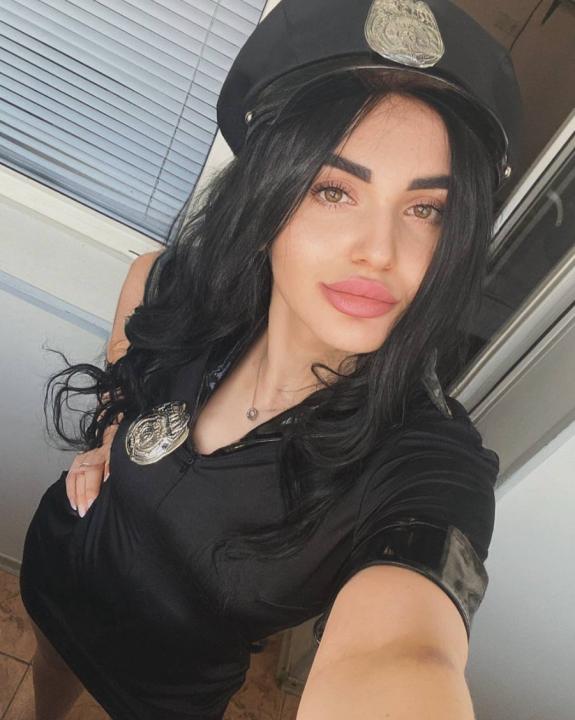 Webcam chat profile for DiamondBloom: Ask about my Hobbies