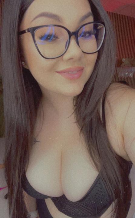Webcam chat profile for OliviaNoir: Kissing