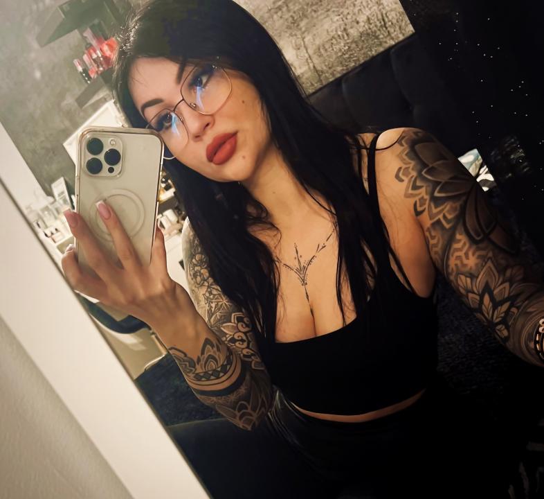 Webcam chat profile for FayeCool: Legs, feet & shoes
