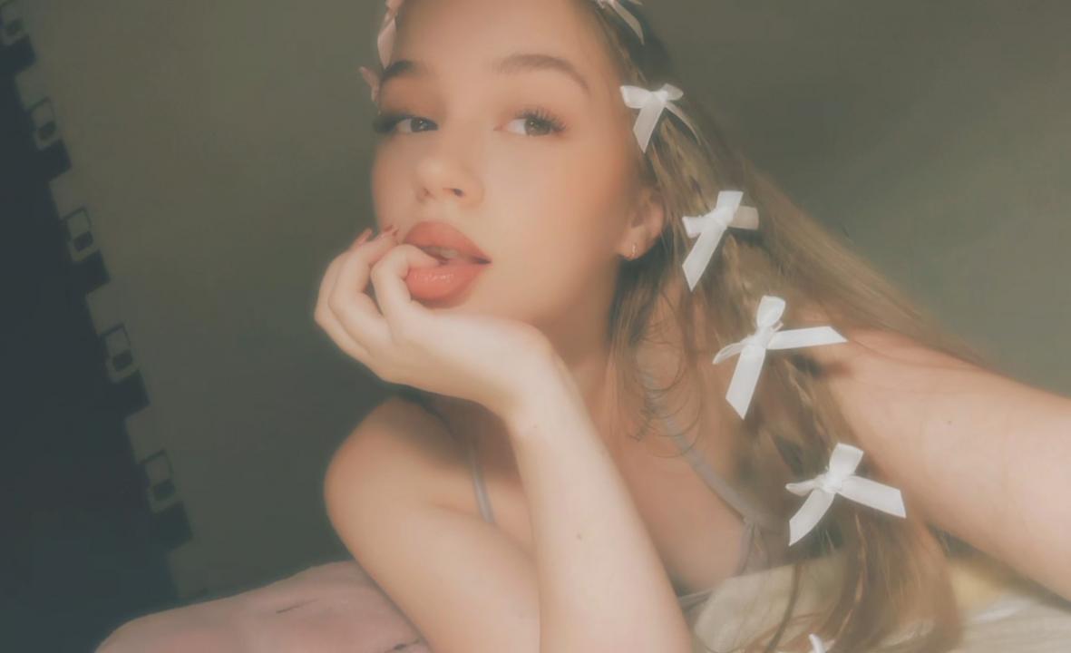 Webcam chat profile for AriaLyn: Outfits