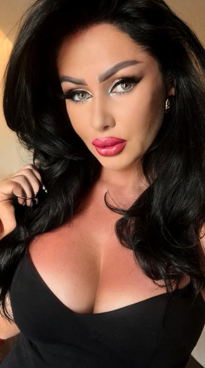 Webcam chat profile for LauraVert: Leather