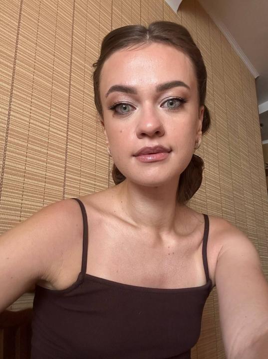 Webcam chat profile for EllaRose: Travel