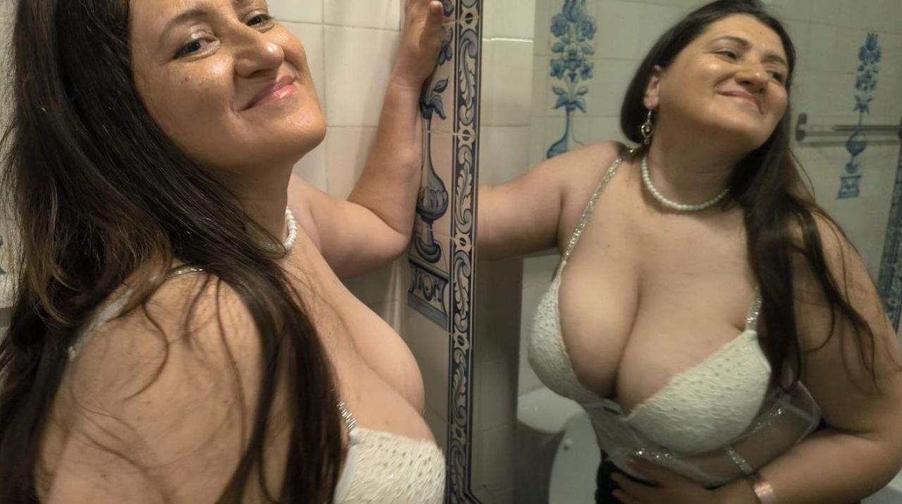 Webcam chat profile for SophiaBliss: Nipple play