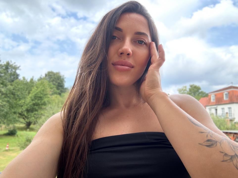 Webcam chat profile for SweetTi: Ask about my other activities