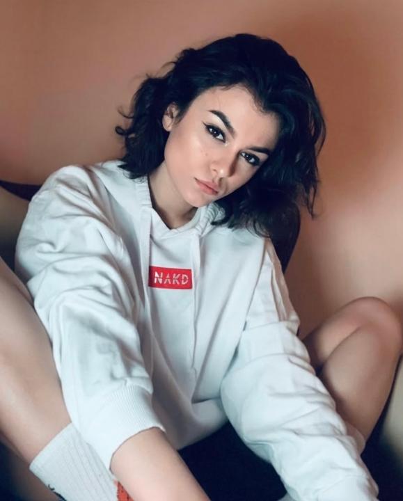 Webcam chat profile for KiraVibe: Ask about my Hobbies