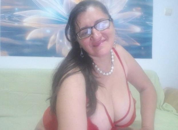 Webcam chat profile for SophiaBliss: Nipple play