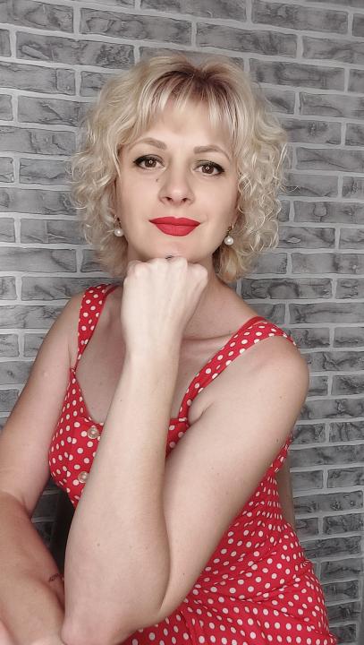 Webcam chat profile for MiaSkye: Legs, feet & shoes
