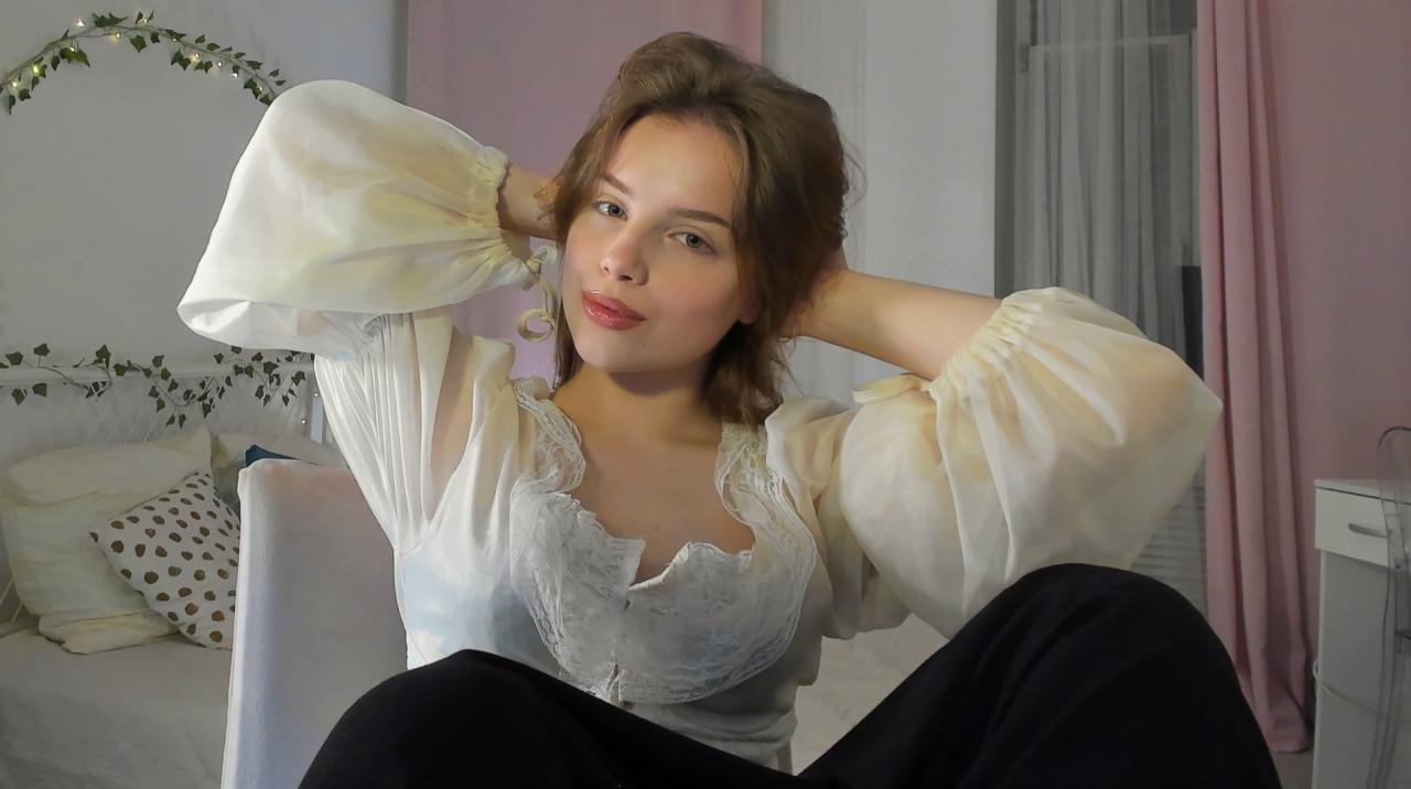 Webcam chat profile for GabiAddams: Legs, feet & shoes