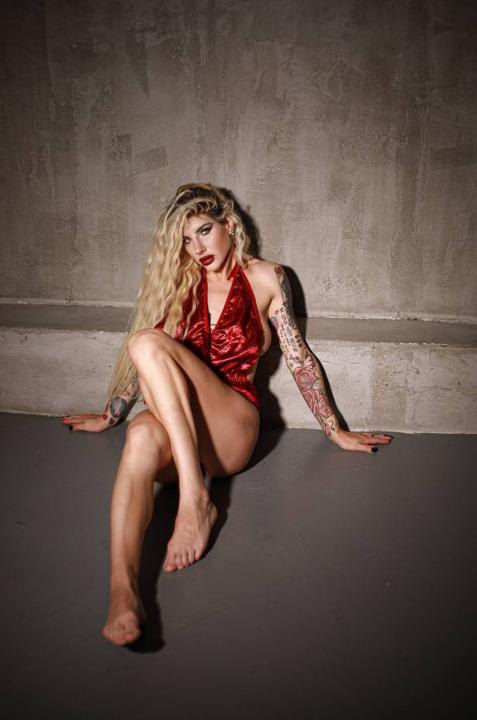 Webcam chat profile for WhitePeony: Legs, feet & shoes