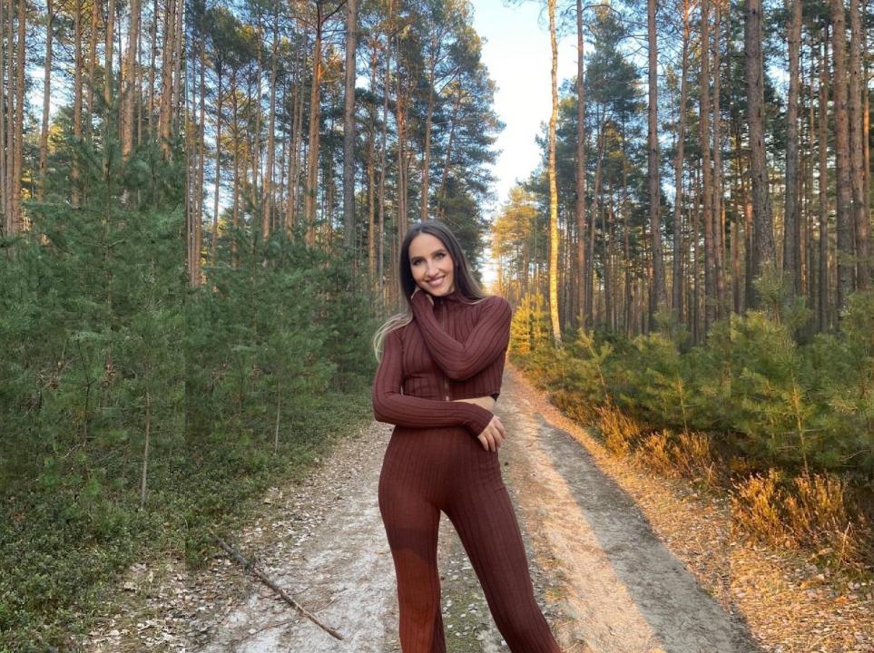 Webcam chat profile for Vellora: Outfits