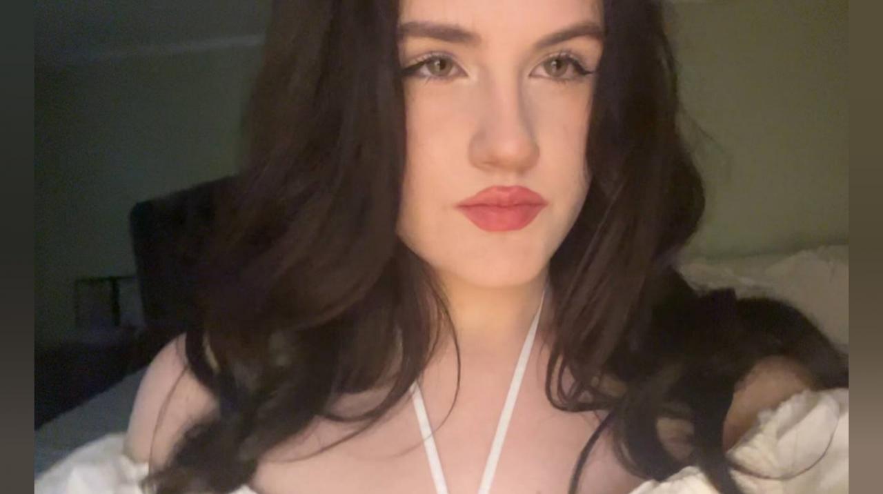 Webcam chat profile for CoralSky: Ask about my Hobbies