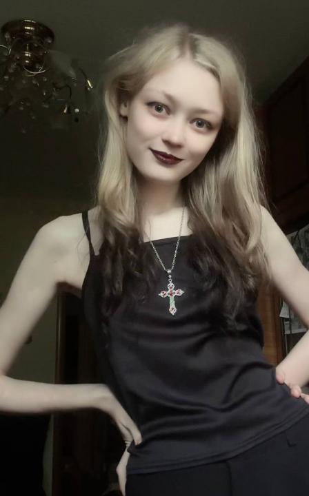 Webcam chat profile for SkySorceress: Legs, feet & shoes