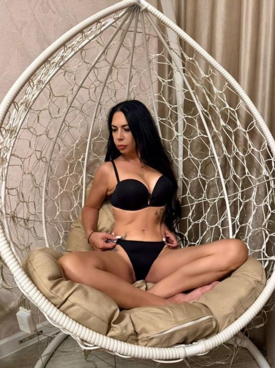 Webcam chat profile for M1onika: Ask about my other interests