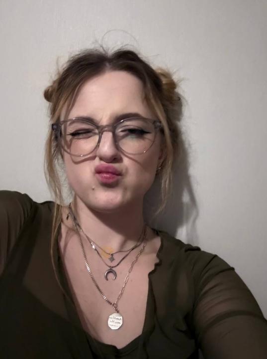 Webcam chat profile for lunaberryy: Legs, feet & shoes