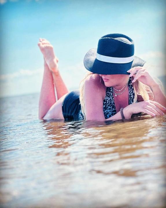 Webcam chat profile for Velinka: Legs, feet & shoes