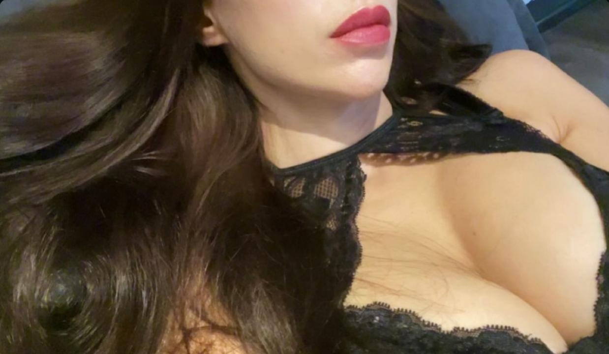 Webcam chat profile for MissLanaGoddess: Kissing