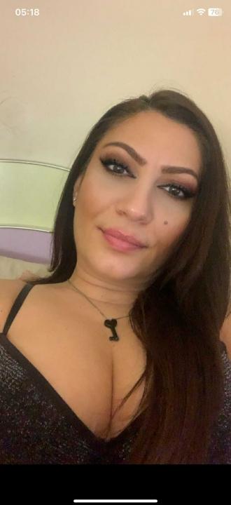 Webcam chat profile for cherrypie44: Kissing