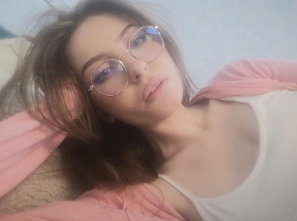 Webcam chat profile for GraceBlush: Nails