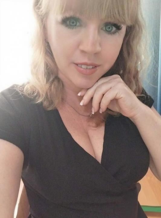 Webcam chat profile for MalvinaLanier: Legs, feet & shoes