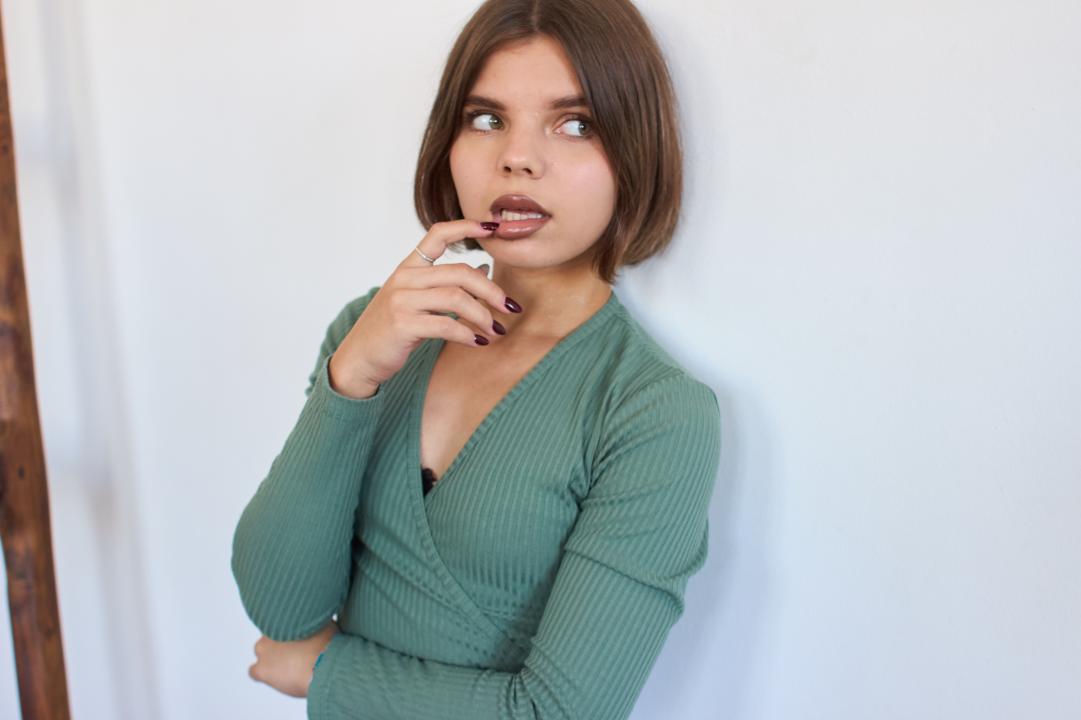 Webcam chat profile for AdelinaMiau: Legs, feet & shoes