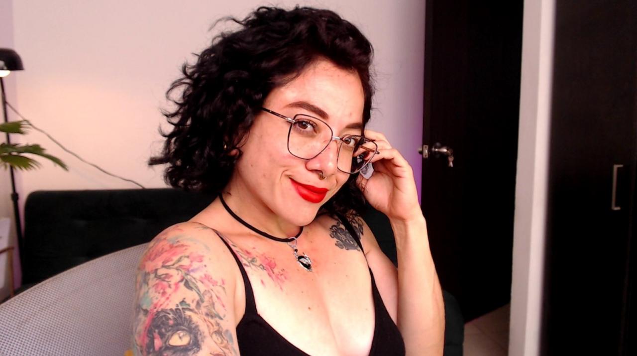 Webcam chat profile for MaddiRoses: Kissing