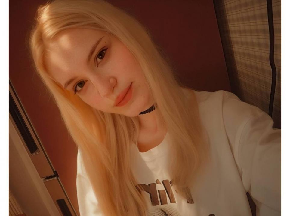 Webcam chat profile for Mirai: Ask about my Hobbies