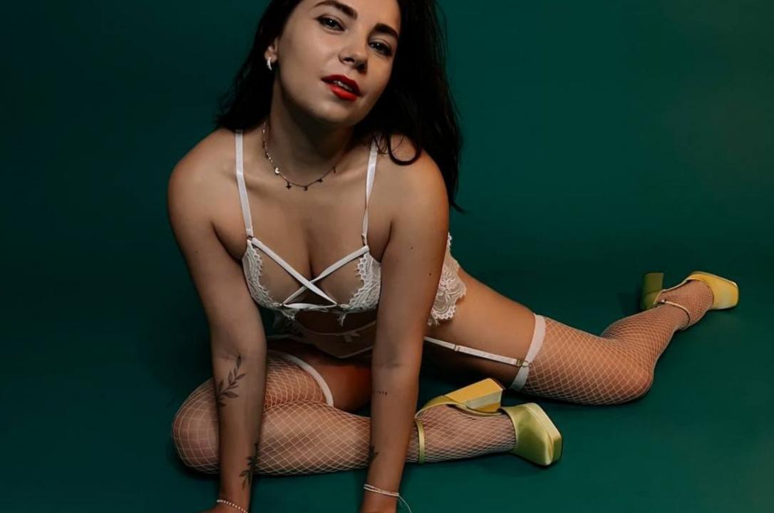 Webcam chat profile for FunnyShine20: Bondage & discipline
