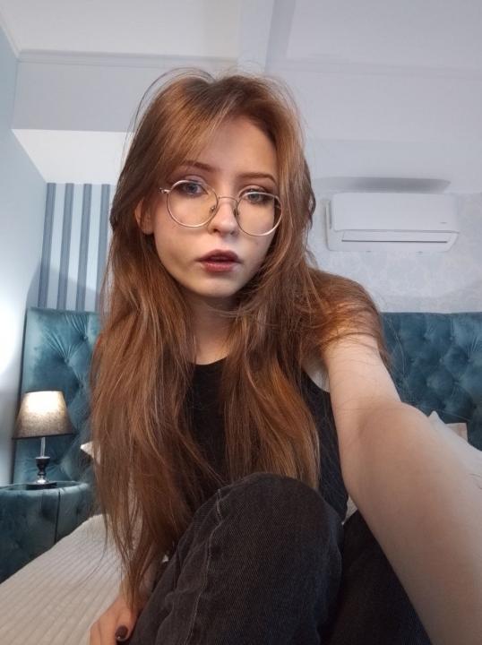 Webcam chat profile for GraceBlush: Nails