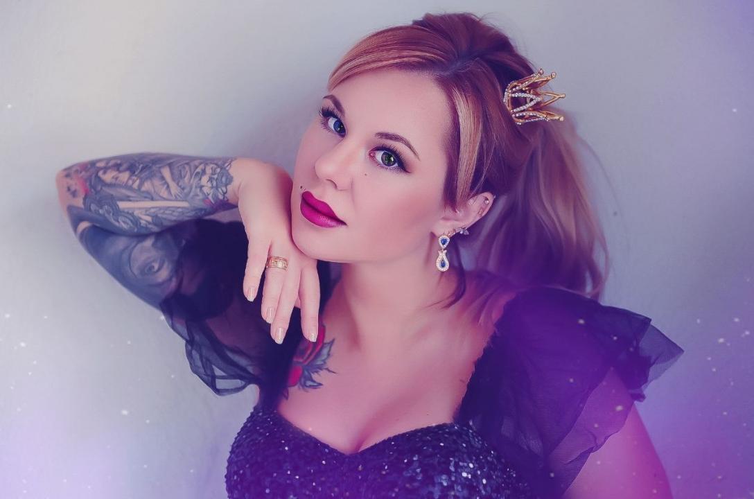 Webcam chat profile for MissTwinkle: Leather