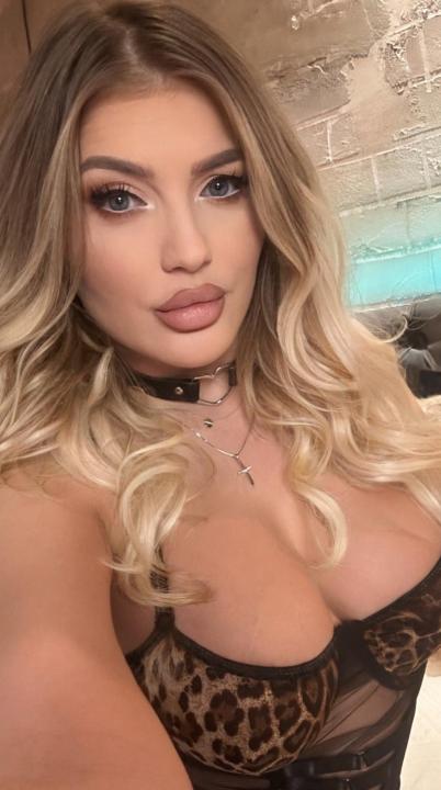 Webcam chat profile for MissGraceFindom: Kissing