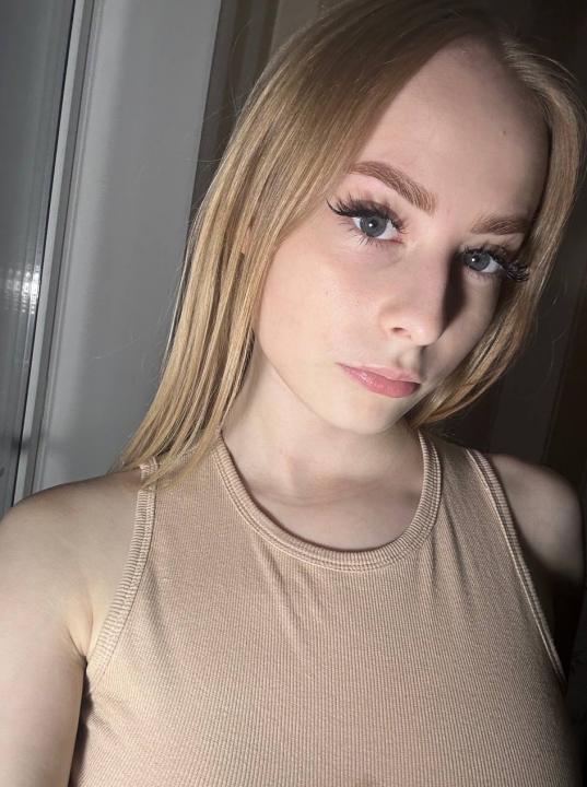 Webcam chat profile for ZellaMoon: Outfits
