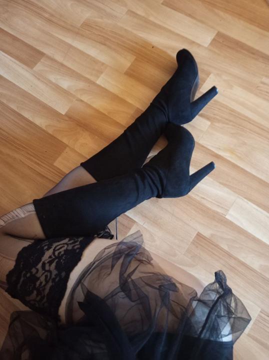 Webcam chat profile for GoldenVibe: Dominatrix