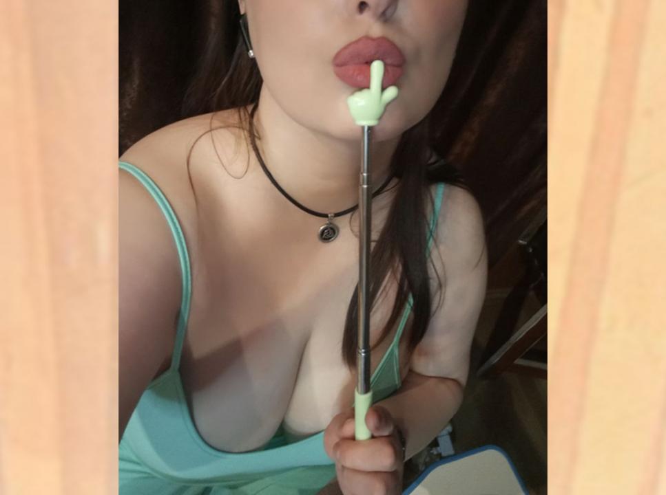 Webcam chat profile for Allissa: Legs, feet & shoes