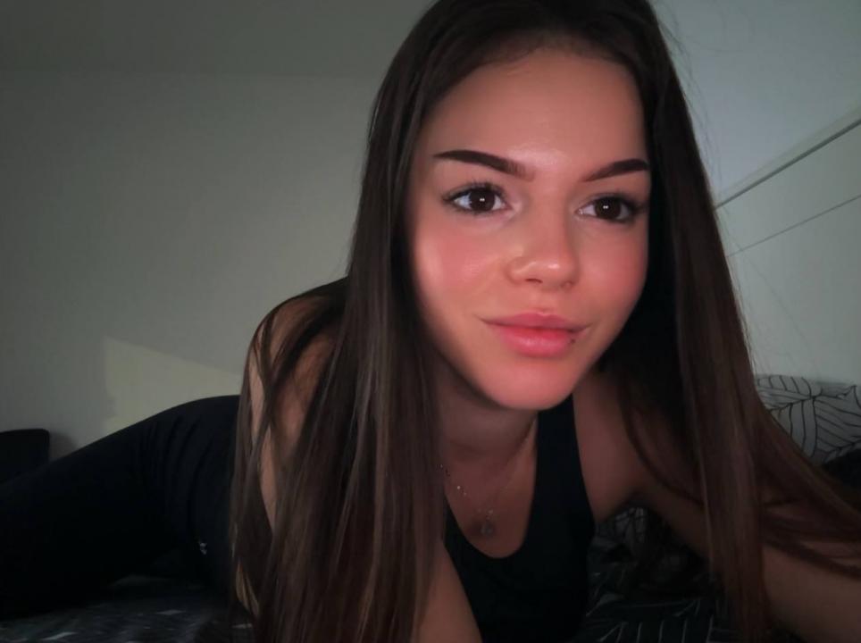 Webcam chat profile for CuteCherry: Outfits